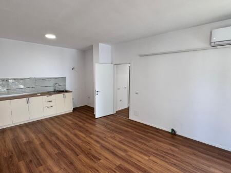 📣 AFFITTO Appartamento 2+1+2 (Per Ufficio) 📍 Ex Campo di Aviazione ✨   🏢 Nuova Costruzione  🪜 2° Piano (Con Ascensore)  🛋️ Investito Con: Sistema di Condizionamento, Parquet, Illuminazione, Cucina Parziale.   💶 Prezzo 75.000 Leke Lordi