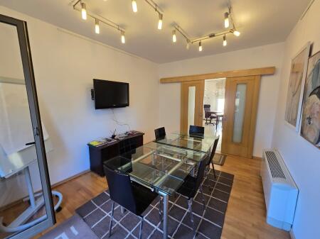 ZYRE ME 4 AMBIENTE PER QERA NE QENDER