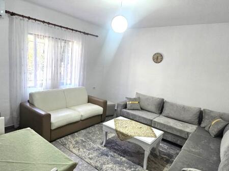 Jepet me Qera Hyrje 1+1 e mobiluar ne Rrugen e Kavajes