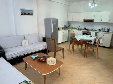 Jepet me Qira Apartament 2+1 Pallatet Çabej, Misto Mame.