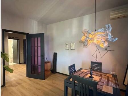 JEPET ME QIRA APARTAMENT 1+1+BALLKON TEK BULEVARDI "ZOGU I PARE", QENDER! 650 € /Muaj