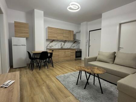 1+1,appena arredato,nuovo palazzo vicino alla scuola rossa,prezzo 600 euro