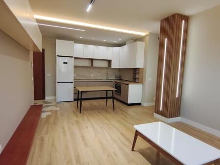 2+1,i mobiluar perballe kompleksit delijorgji,cmimi 800 euro