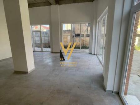 AFFITTASI NEGOZIO DI 70 M2 IN VIA DIBRES 500 EURO