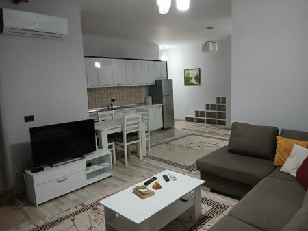 Appartamento moderno 2+1 con vista e arredamento contemporaneo nel centro di Tirana – 700€/mese