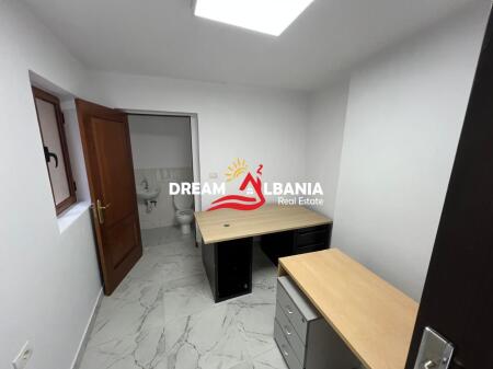 Zyra me qera tek Rruga Fortuzi, prane Shkolles “Jeronim De Rada” ne Tirane (ID 42611258)