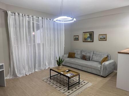 Jepet me qera apartament lluksoz 1+1+verande te Shkolla e Baletit