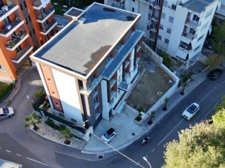 Jepet me Qira: Godinë - Kodra e Diellit