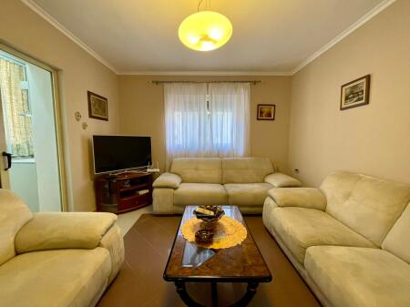 Jepet me Qira Apartament 2+1 tek hotel "Colosseo", Ambasada Kineze, Rruga e Durrësit