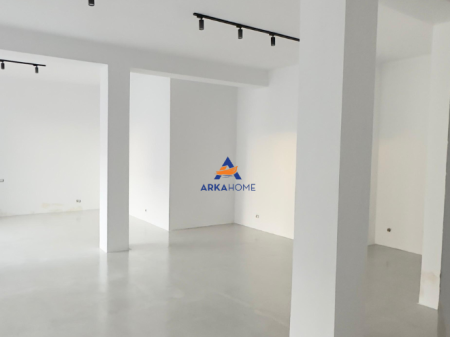 JEPET ME QERA AMBJENT ZYRE 100M2 "QENDER" 850 EURO