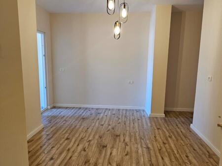 Shitet Apartament 1+1Tek Iliria Plazh Durres