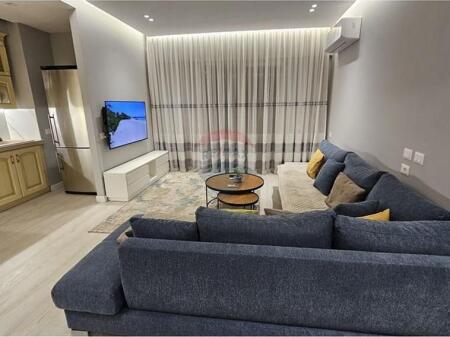 Shitet Apartament 2+1+2+P.parkimi tek rruga e Barrikadave