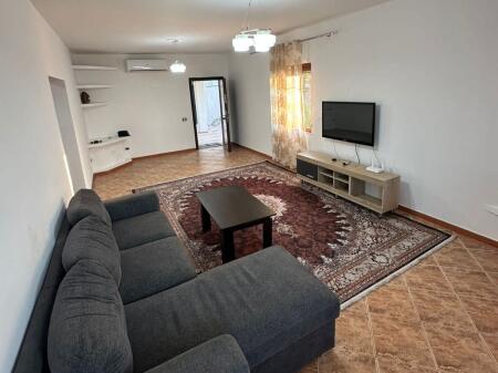 📣 AFFITTO Appartamento 2+1 Con Parcheggio 📍 Kombinat Via "Fejzi Hoxha" ✨   🏠 Casa Privata  🛋️ Arredato  👉 Cucina Separata   💶 Prezzo 350 Euro