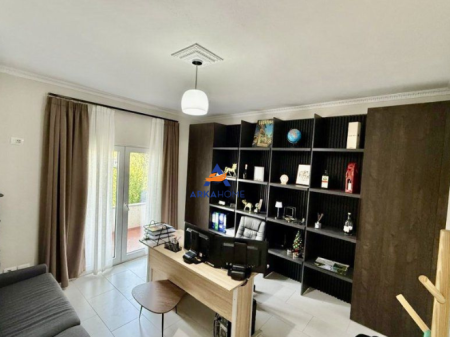 JEPET ZYRË ME QIRA 150M2 "ALI DEMI, TREGU ELEKTRIK, TIRANË" 650 EURO