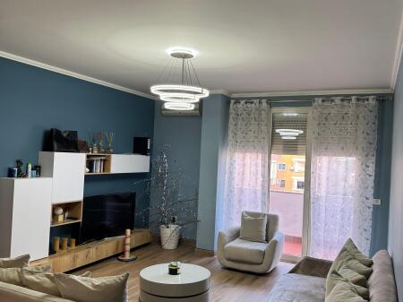 Apartament 2+1 per shitje tek Kristal Center.