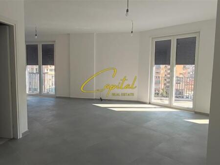 AMBIENTE COMMERCIALE IN AFFITTO 220 M2 CENTRO 2.500 EURO