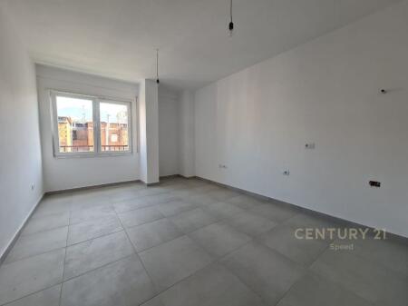 SHESIM APARTAMENT 1+1 ME PARKIM TË PËRFSHIRË – PRANË PAZARIT TË RI, TIRANË 185,000 €