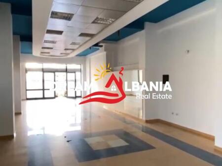 Locale commerciale in affitto in Via Riza Cerova, a Tirana (ID 42711085)