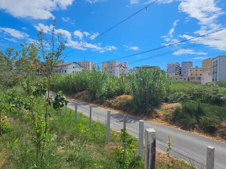 Shitet Tokë Truall në zonën Iliria, mbi shina – Durrës