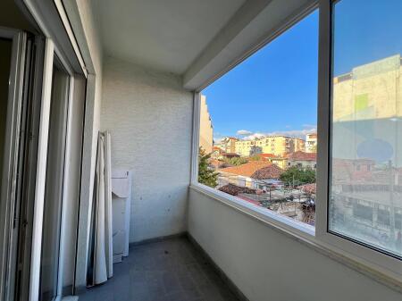 Jepet me qira Apartament 1+1+ Ballkon, “Gjimnazi Partizani”, Tiranë