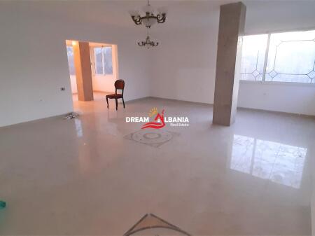 Appartamento penthouse 4+1 con cucina separata in vendita in via Hoxha Tasim vicino a Optika Roma a Tirana (ID 4139087)