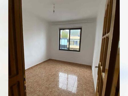 Jepet me Qera 250 Euro/ Muaj apartament i pamobiluar në Rrugën Vangjel Capo, pranë shkollës Bajram Curri, në Tiranë.