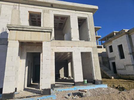 Shitet vilë moderne në rezidencën Rolling Hill – Liqeni.