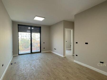 Jepet me qira apartament 2+1+2 ballkone tek Shkolla e Kuqe! 650 € /Muaj