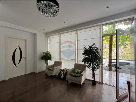 Shop for rent near the Dry Lake!