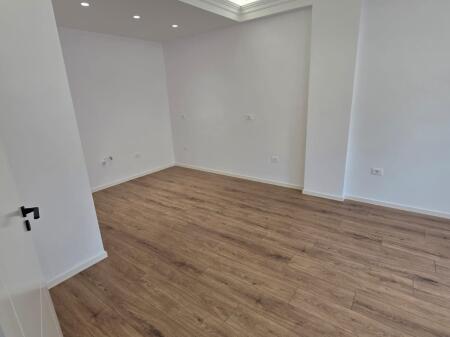 Apartament 2+1 tek Condor Center Rruga Kavajes!