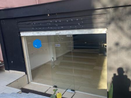 Locale commerciale in affitto nella Città Studentesca sulla strada principale