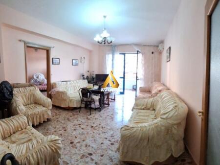 VENDESI APPARTAMENTO 1+1 CON BALCONE – VIA ELBASANI, VICINO ALLA FILIALE DEL TESORO, SCUOLA DI BALLO, TIRANA