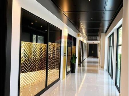 Commercial shop for sale in Xhamllik !