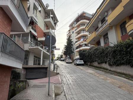 Shitet Dyqan me Çertifikatë Pronësie – Rruga Peti, Liqeni i Thatë ( Pranohet Makine 40% e vleres )