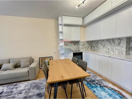 << Apartament per qera tek Sheshi Karl Topia >>