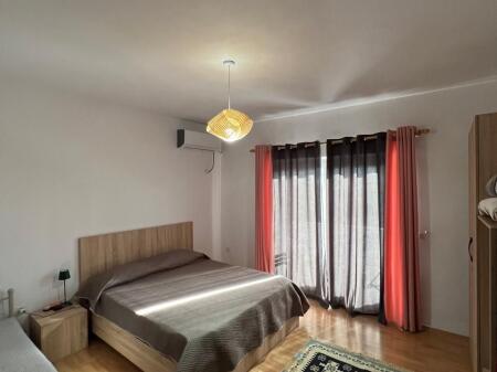 Apartament 1+1 me qera ne Qender Sheshi Skënderbej