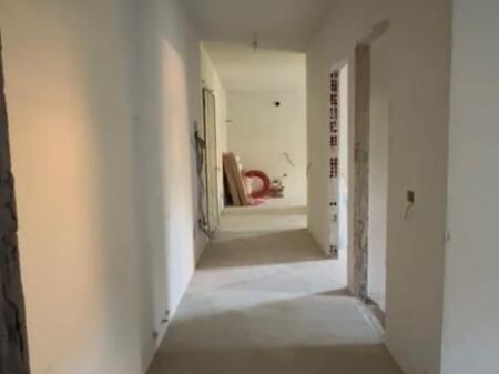 Vendesi in vendita 2+1+2 vicino alla rotatoria di Shkoza