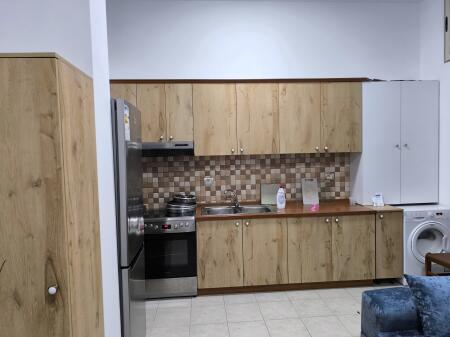 Jepet me qera apartamenti 1+1 , Rruga 5 maj . prapa concord center , te big market  Cmimi: 400 mije leke