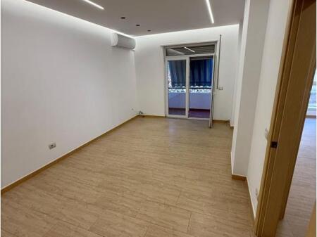 Ambient per zyra tek Rruga e Kavajes. 750 € /Muaj