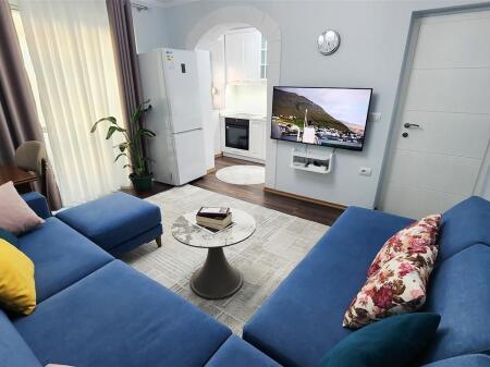 Affittasi un appartamento moderno 1+1 nella zona di Rruga e Elbasanit, Via Petro Nini Luarasi, vicino al negozio Neptun, 500 mila lek 