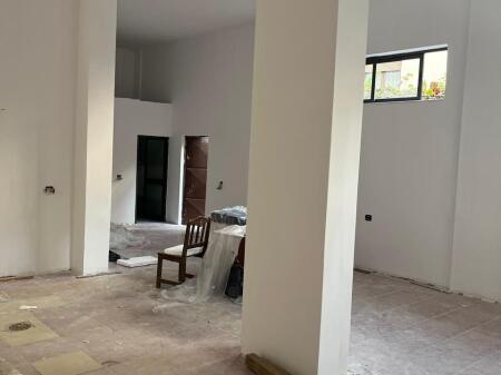 Jepet me qera ambjent biznesi te Komuna e Parisit