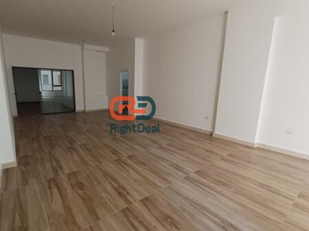 Tek Donika Center, Jepet Me Qira Njesi Biznesi Me Planimetri Te Rregullt, Ne Kompleks Shume Cilesor!!!