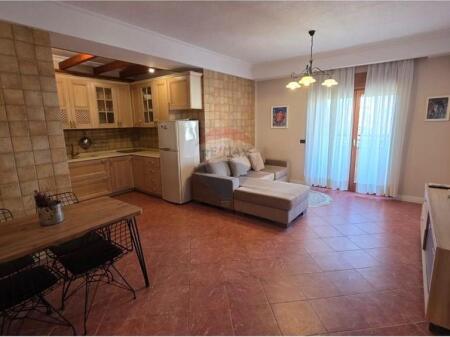 Vendesi in vendita 2+1+2 nel centro vicino ai 9 piani