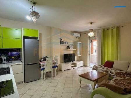 Vendesi in vendita 2+1 – Unaza e Re, vicino al bar “Xhamero”