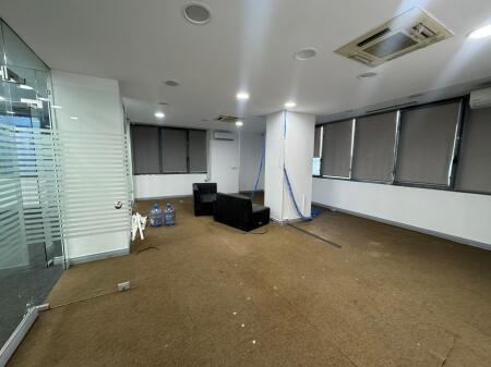 Locale commerciale presso Logos vicino a Ring Center  Prezzo 2500€\mese  Superficie 260 m2  Piano 3 palazzo con ascensore