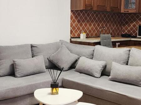 🏡 Jepet me qira apartament 2+1 – Rruga e Kavajës, Tiranë  📍 Vendndodhja: Rruga e Kavajës 🏢 Kati: 2 me ashensor 📐 Sipërfaqja: 80 m² 💶 Çmimi: 800 € / muaj