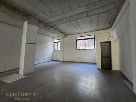 Jepet me qira njësi shërbimi / ambient biznesi - pranë Pazarit të Ri 1,500 € /Muaj