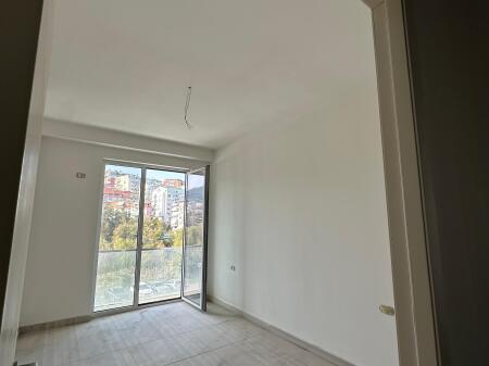 Shitet apartament 2+1 tek Liqeni i Thate