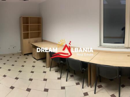 Locale per ufficio in affitto a Bllok vicino a Juvenilies a Tirana (ID 42611269)
