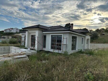 Vile Individuale me Pishine per Shitje ne Farke!